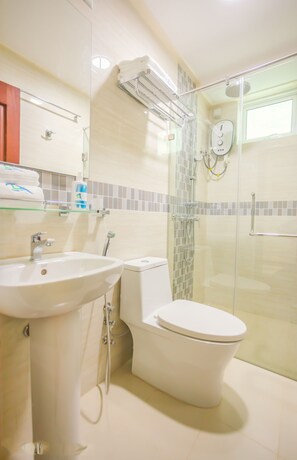 Shower, rainfall showerhead, hair dryer, bidet - Avoca Inn (Hulhumalé)