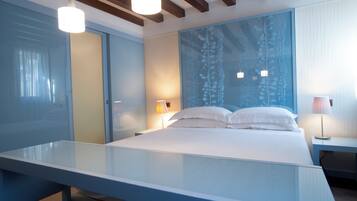 Quarto moderno com cama de vidro, teto de madeira e parede com padrão de folhas.