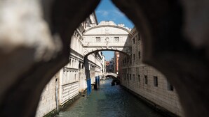Un canal, avec un pont et des bâtiments de part et d’autre.