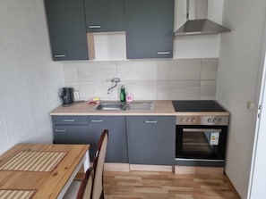 Kjøleskap, kokeplater, oppvaskmaskin og vannkoker