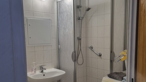 Dusj, håndklær og toalettpapir
