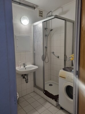 Dusche, Handtücher, Toilettenpapier