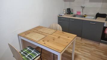Kühlschrank, Herdplatte, Geschirrspüler, Wasserkocher