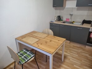 Kühlschrank, Herdplatte, Geschirrspüler, Wasserkocher
