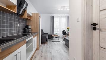 Kühlschrank, Herdplatte, Wasserkocher mit Kaffee-/Teezubehör