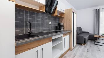 Fridge, stovetop, coffee/tea maker, electric kettle