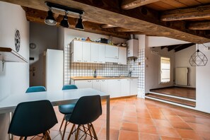 Fridge, cookware/dishes/utensils