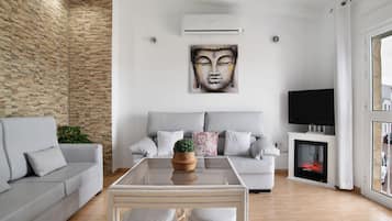 TV, fireplace
