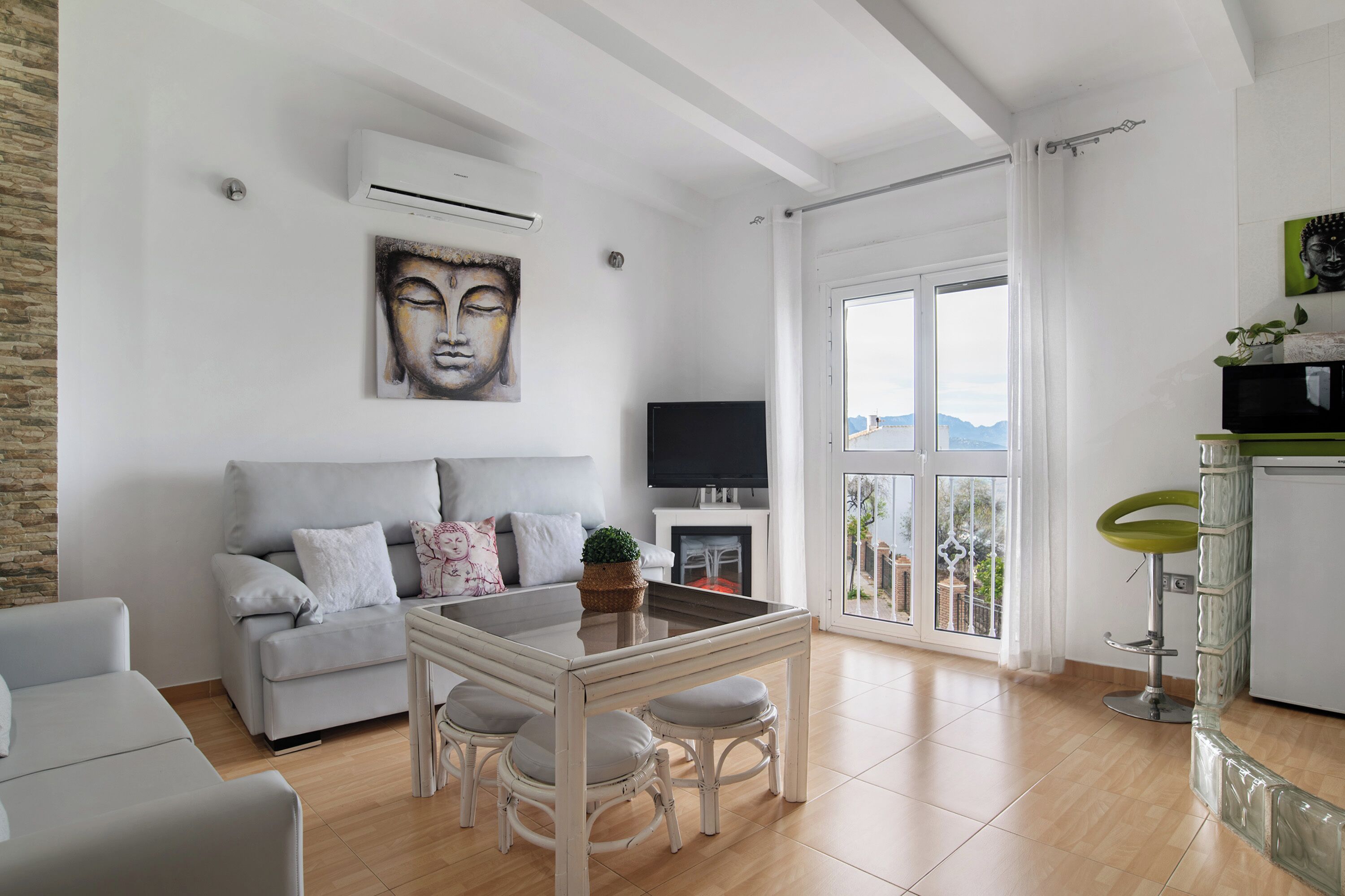 Een televisie en een open haard