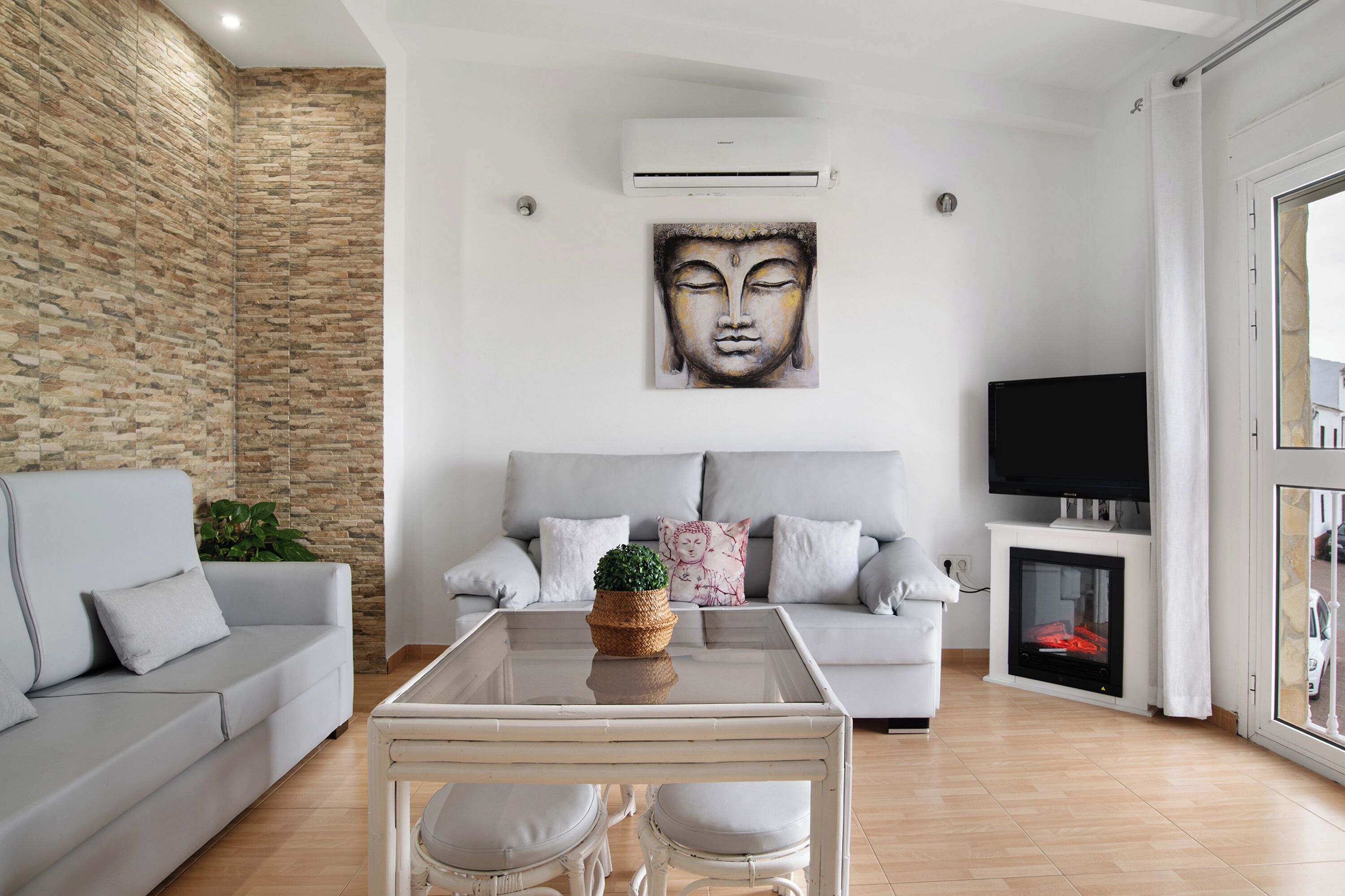 Televisión y chimenea 