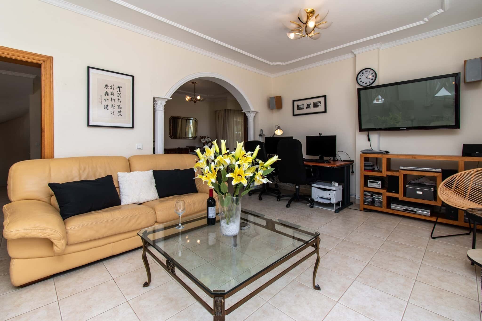 Fernseher, DVD-Player, Tischtennisplatte, Stereoanlage