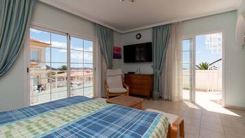 3 bedrooms, iron/ironing board, free WiFi, bed sheets