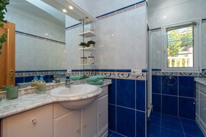 أحواض استحمام، مجففات شعر، مناشف