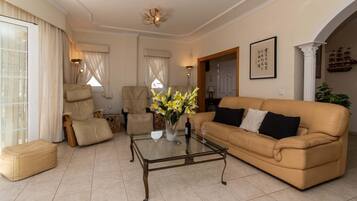 Televisión, reproductor de DVD, tenis de mesa y estéreo