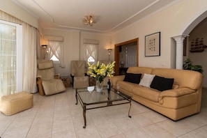 Fernseher, DVD-Player, Tischtennisplatte, Stereoanlage