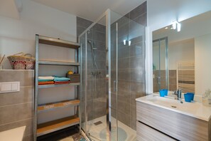 Dusche, Haartrockner, Handtücher