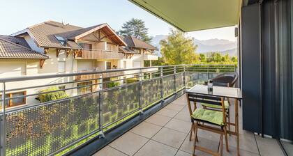 'Grand Studio Bord du Lac' avec vue sur les montagnes, terrasse et Wi-Fi.