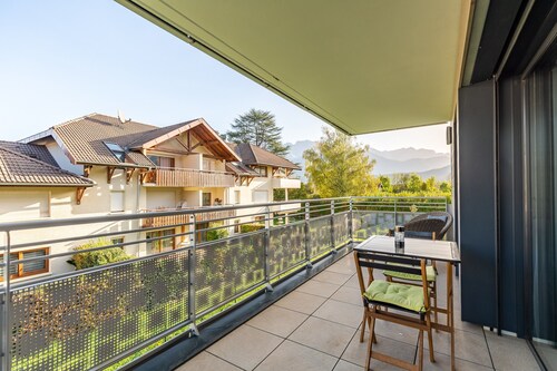 'Grand Studio Bord du Lac' avec vue sur les montagnes, terrasse et Wi-Fi.