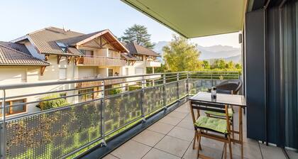 'Grand Studio Bord du Lac' avec vue sur les montagnes, terrasse et Wi-Fi.