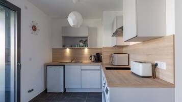 Refrigerador, microondas, horno, placa de cocina