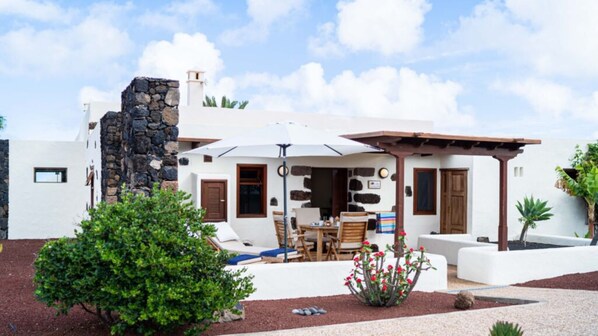 Outdoor dining - Vacation Home 'Casa Margarita 4' with Mountain View, 2 Terraces & Wi-Fi (Mala)