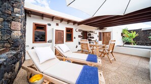 Outdoor dining - Vacation Home 'Casa Margarita 4' with Mountain View, 2 Terraces & Wi-Fi (Mala)