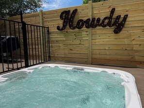 Outdoor spa tub - East Austin Oasis: Hot Tub, Private Deck, Spa-Like Rainfall Shower (Austin)
