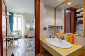 Badkar, hårtork och handdukar