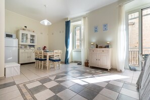 Dining - Apartment 'Acquamarina' with Sea View, Balconies & Wi-Fi (Giovinazzo)