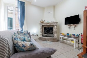 TV - Apartment 'Acquamarina' with Sea View, Balconies & Wi-Fi (Giovinazzo)