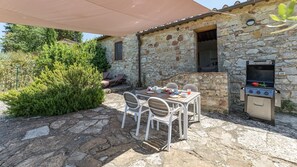 A stone building with a grill and outdoor seating. - Lavanda, Montebuoni, Gaiole in Chianti, Siena and Chianti (Gaiole in Chianti)