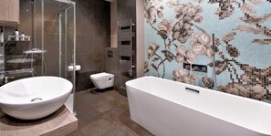 Combined shower/bathtub, eco-friendly toiletries, hair dryer, towels - Prestigious apartment near the Hotel de ville A/C and Parking (Paris)