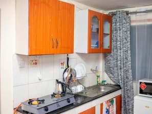 Mikrowelle, Wasserkocher, Mixer, Kochgeschirr/Geschirr/Besteck