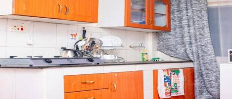 Microwave, electric kettle, blender, cookware/dishes/utensils