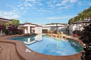 من حمّامات السباحة المغطاة