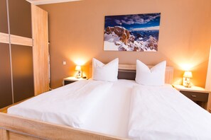 2 bedrooms, travel crib, free WiFi, bed sheets