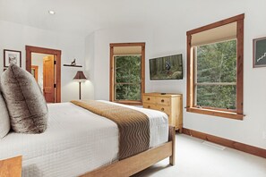 5 bedrooms, iron/ironing board, WiFi, bed sheets
