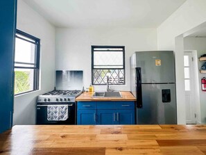 Réfrigérateur, four à micro-ondes, un four, surface de cuisson