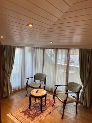 Deluxe Room | Living area | 40-inch LED TV with cable channels, TV - Bosphorus Bridge Hotel (Istanbul)