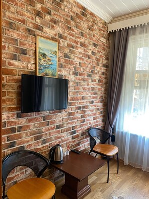 Economy-Zimmer | Wohnbereich | 40-Zoll-LED-Fernseher mit Kabelempfang, Fernseher
