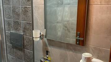 Economy-Zimmer | Badezimmer | Dusche, Regendusche, Haartrockner, Hausschuhe