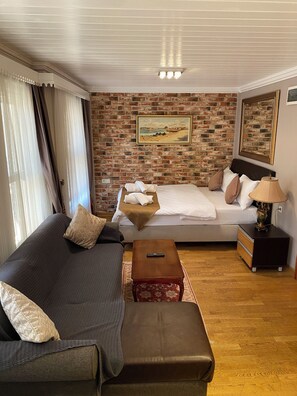 Habitación cuádruple familiar | Tabla de planchar con plancha, wifi gratis y ropa de cama