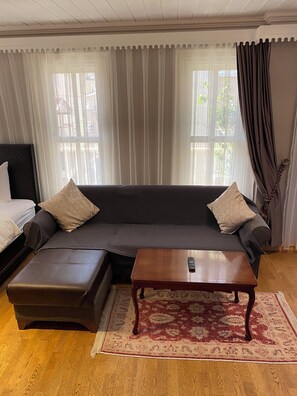 Quarto quádruplo família | Área de estar | TV LED 40 polegadas com canais a cabo, TV
