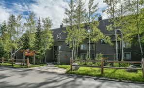 Exterior - Views/Near Snake River/Hot Tubs (Keystone)