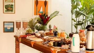 Café da manhã com buffet grátis todos os dias