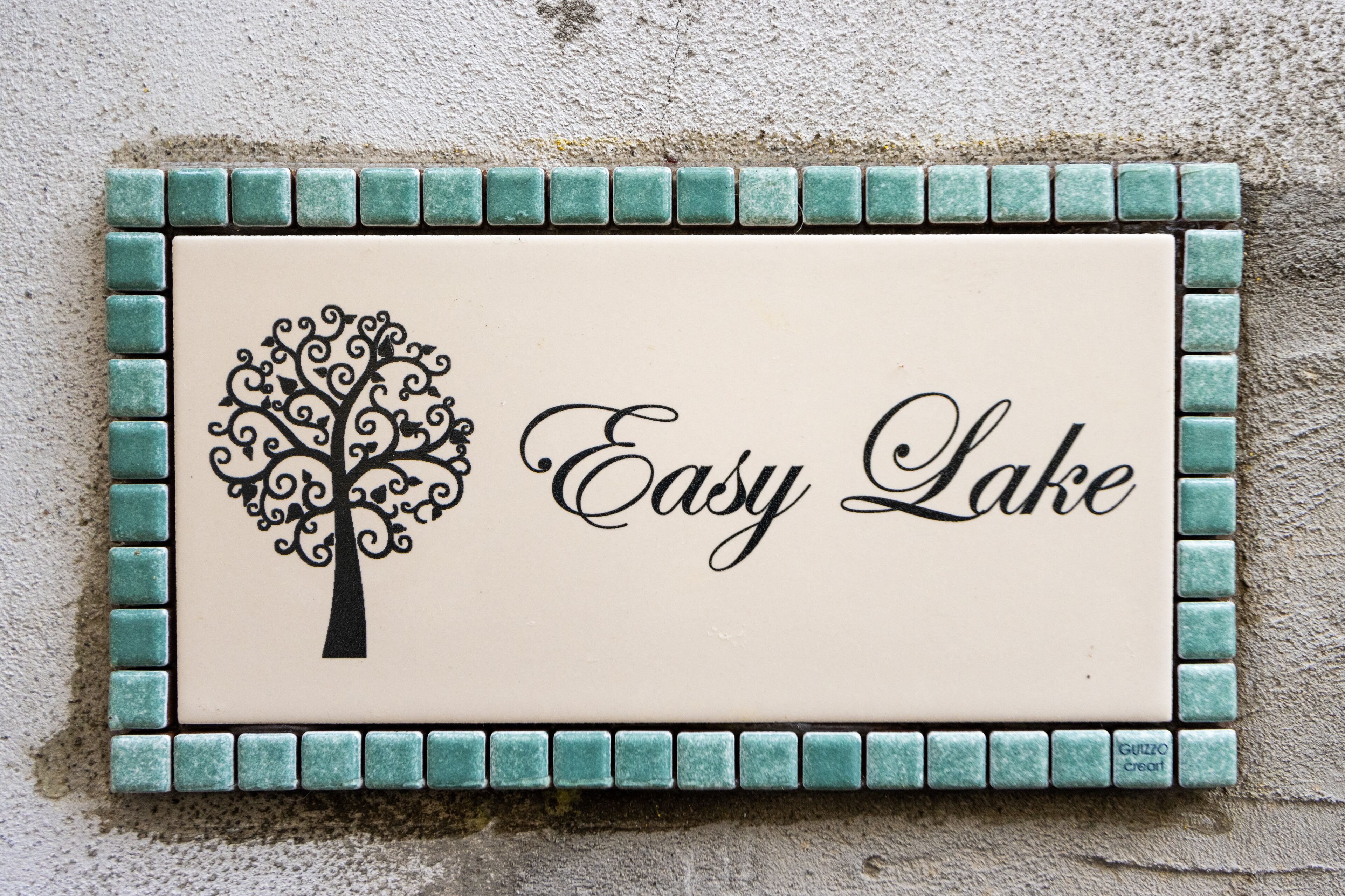 Un panneau décoratif représentant un arbre et portant l’inscription « Easy Lake ».