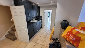 House | Dapur peribadi | Peti sejuk, ketuhar gelombang mikro, ketuhar, dapur