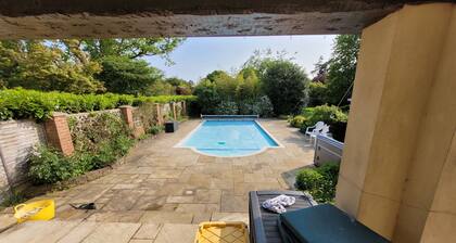 Remarkable 8 Bed Family House Sleeping 16 w/ Pool