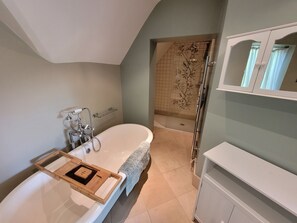 House | Bathroom | Combined shower/bathtub, deep-soaking bathtub, towels - Remarkable 8 Bed Family House Sleeping 16 w/ Pool (Farnborough)