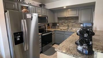 Frigorifero, microonde, forno, piano cottura